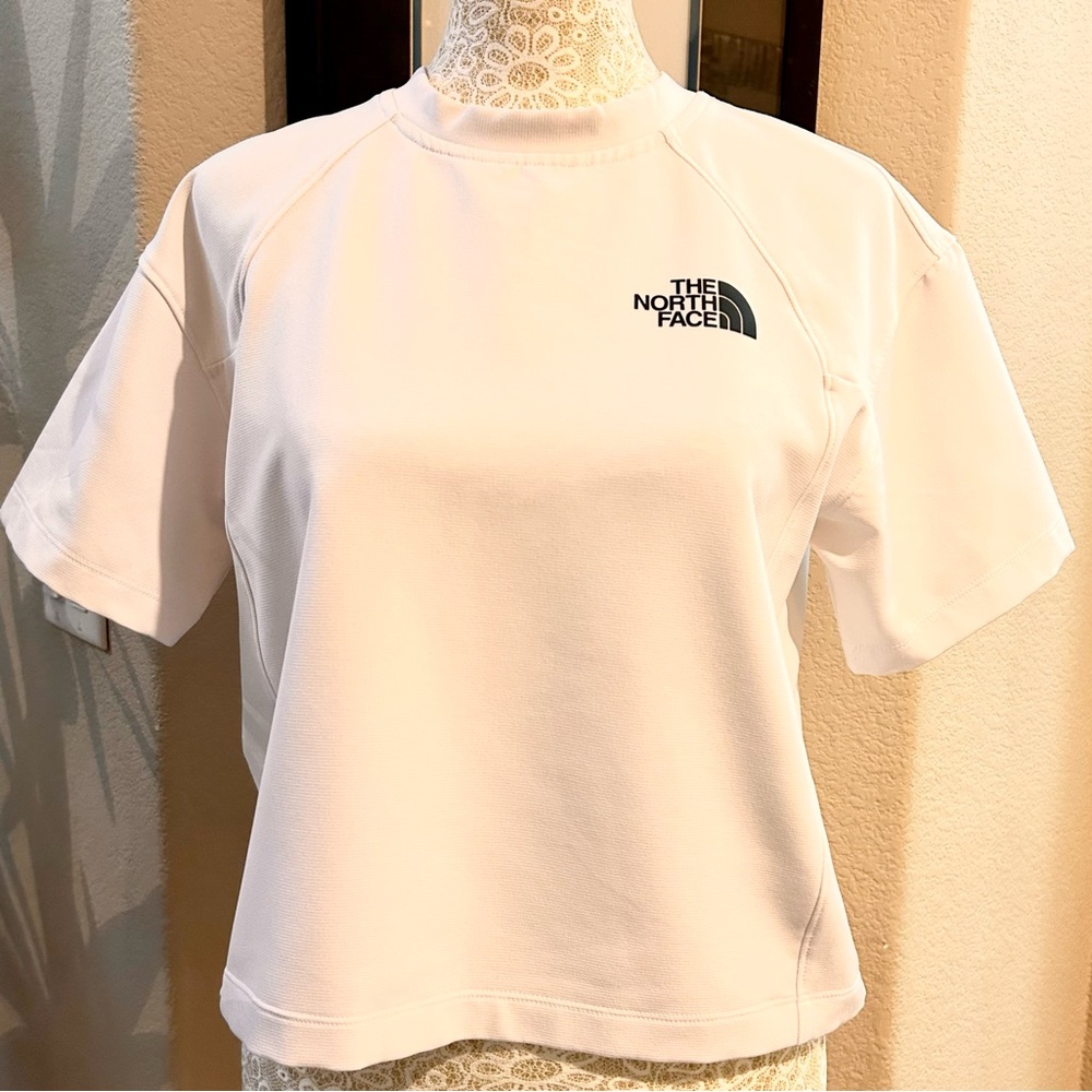 The North Face 
Women’s Lightrange 
Short Sleeve Top 
Size XS